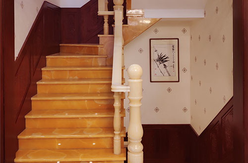 石柱中式别墅室内汉白玉石楼梯的定制安装装饰效果